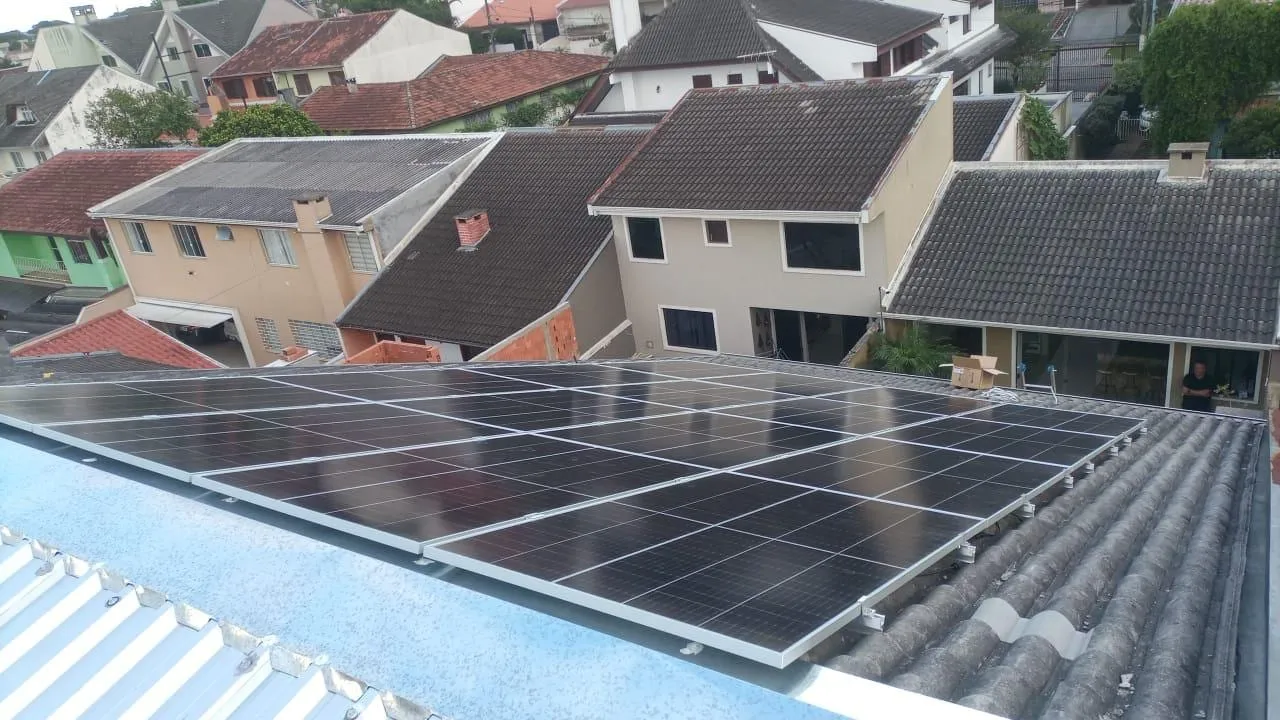 Painéis solares instalados em telhado residencial