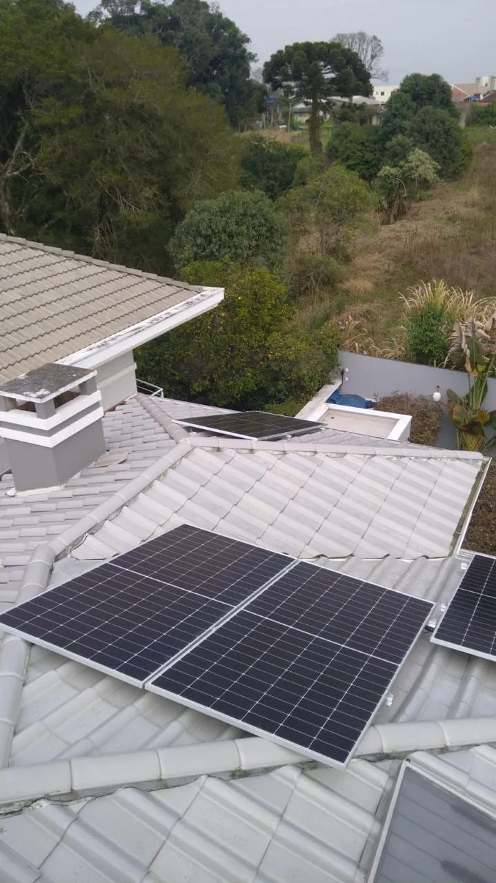 Vista superior de telhado residencial com módulos fotovoltaicos instalados