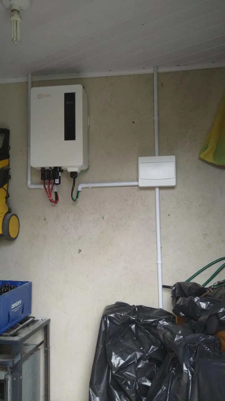 Inversor solar e eletrodutos instalados em parede interna