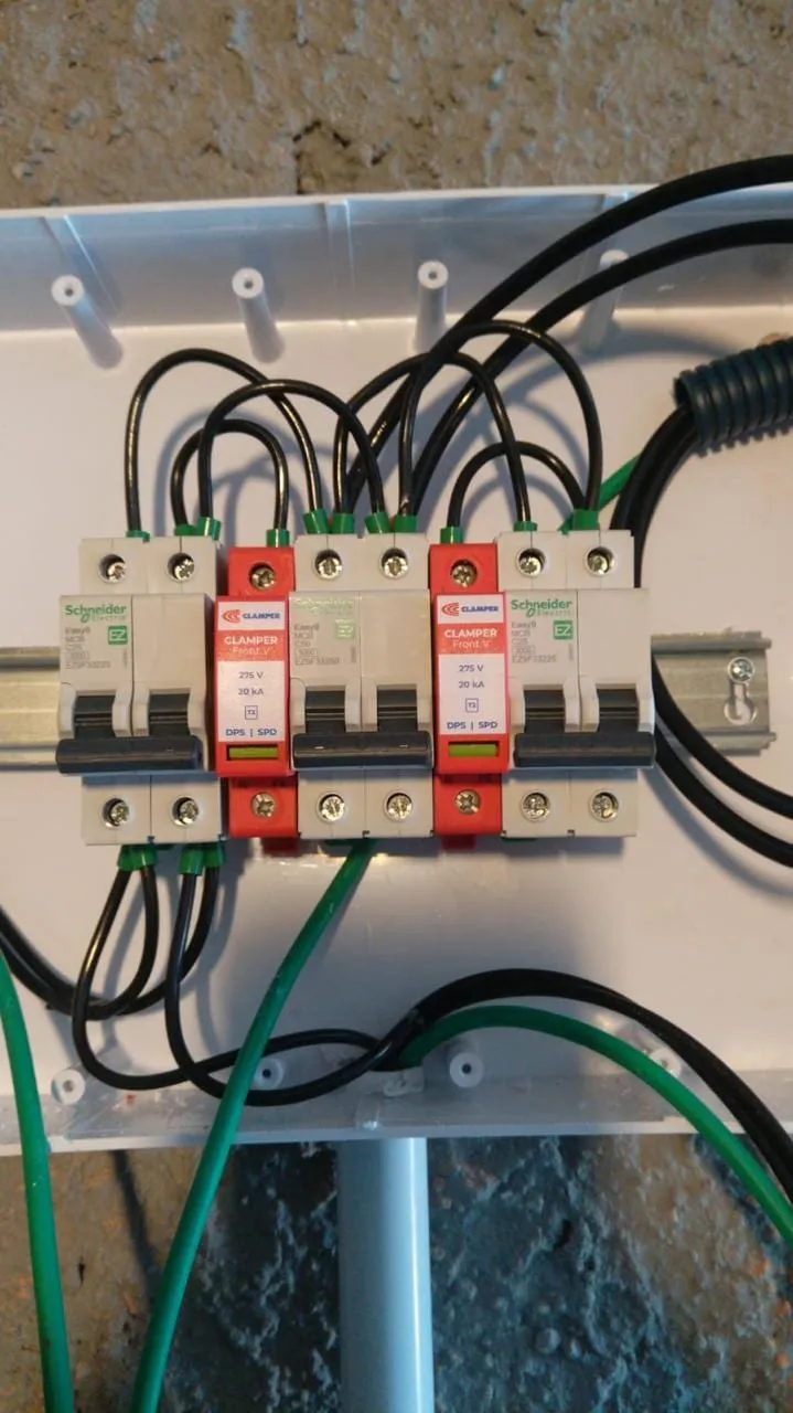 Disjuntores e dispositivos de proteção contra surtos montados em quadro elétrico