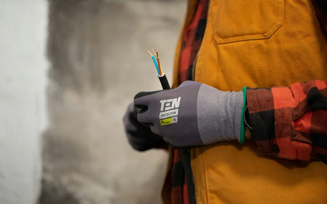 Eletricista segurando cabo elétrico com luvas de proteção