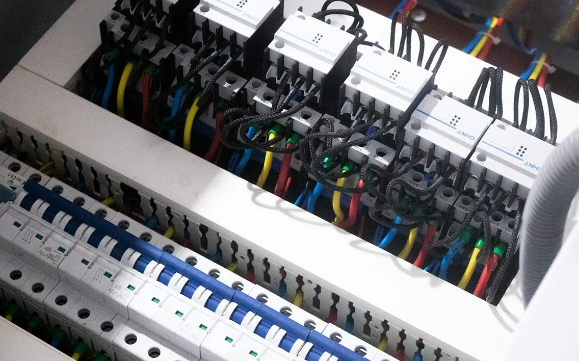 Quadro elétrico com disjuntores e fiação organizada