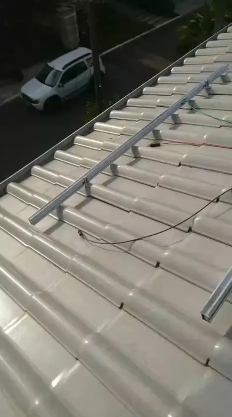 Estrutura de fixação montada sobre telhado metálico, antes da instalação dos módulos