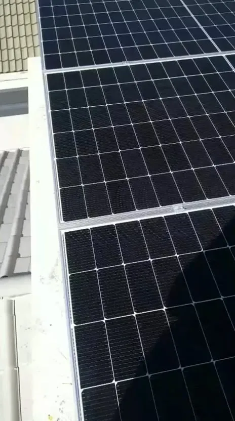 Módulos fotovoltaicos instalados em telhado de residência, vistos de perto