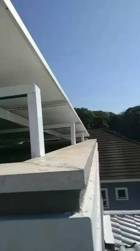 Sistema fotovoltaico sobre a cobertura de uma residência moderna de laje branca