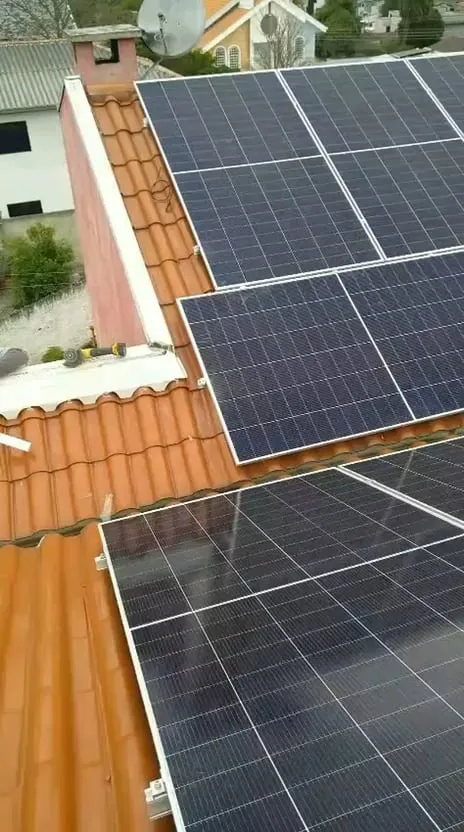 Módulos fotovoltaicos instalados em telhado de telhas cerâmicas