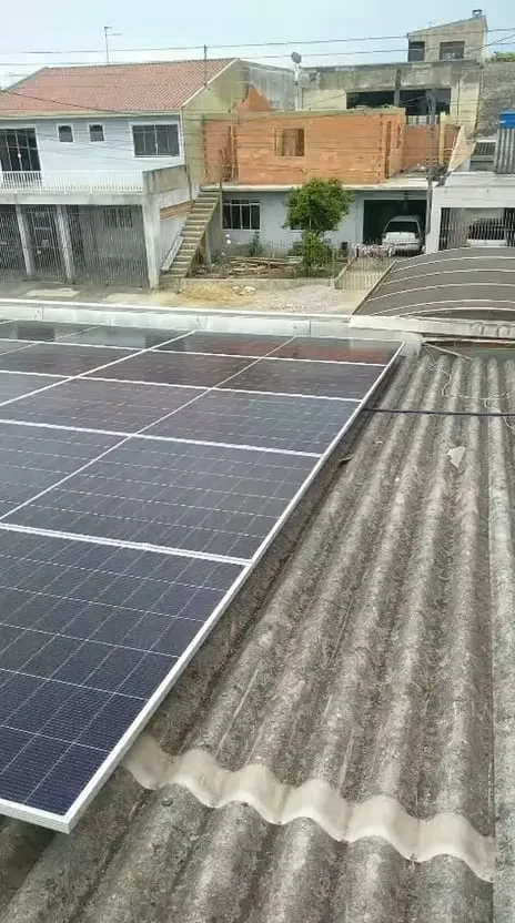 Painéis solares instalados sobre telhado de fibrocimento